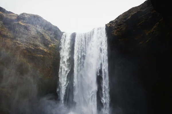 Panoráma kilátás a híres széles Skogafoss szikla vízesés Skoga folyó közelében Skogar Dél-Izland Európa — Stock Fotó