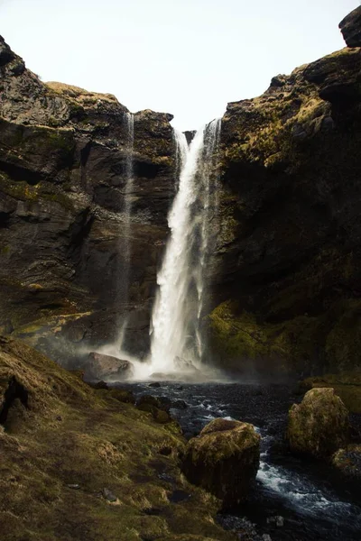 Rejtett szikla fű moha táj kanyon szurdok vízesés Kvernufoss folyó közelében Skogafoss Dél-Izland Európa — Stock Fotó