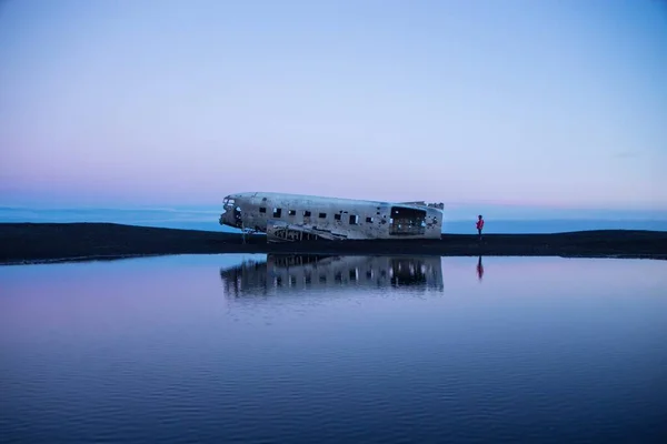 Panorama Teich See Reflexion Solheimasandur DC3 Flugzeugwrack Absturzstelle auf schwarzem Felsen Vulkanasche Strand Island — Stockfoto