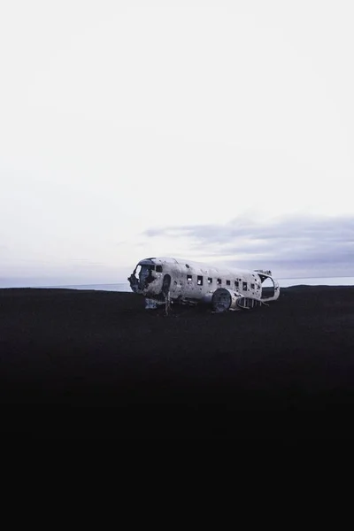 Panoramablick auf Solheimasandur DC3 Flugzeugwrack Absturzstelle auf schwarzem Felsen Vulkanasche Strand Südisland Europa — Stockfoto