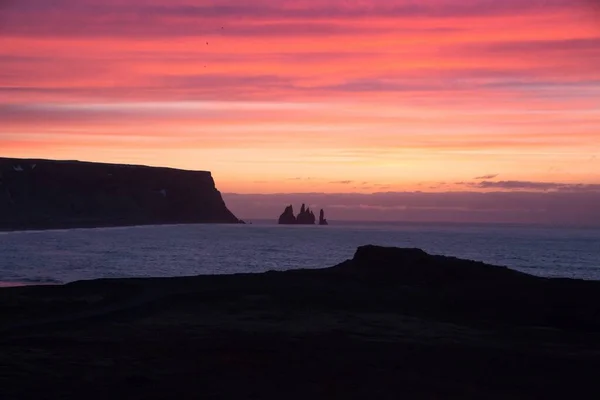 Panorâmica rosa céu pastel nascer do sol vista de Kirkjufjara e Reynisfjara preto praia de rocha vulcânica Vik Sul Islândia Europa — Fotografia de Stock