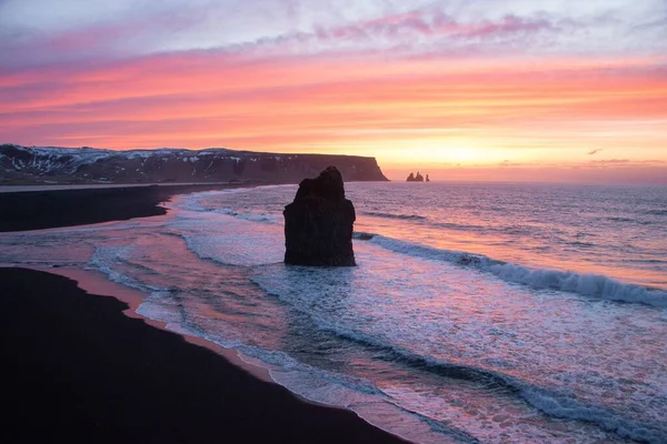 Panoramatický růžová pastelová obloha východ slunce pohled na Kirkjufjara a Reynisfjara černá sopečná skalní pláž Vik Jižní Island Evropa — Stock fotografie