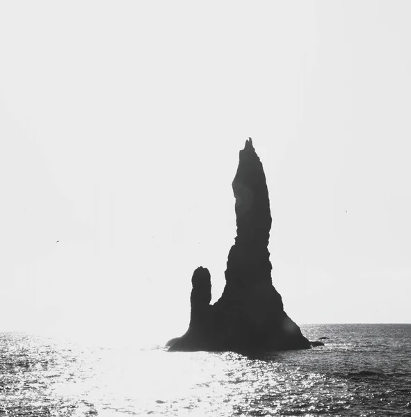 Reynisdrangar bazalt morze stos formacja skalna atlantyckie wybrzeże oceanu na wulkanicznej czarnym piasku plaży Reynisfjara Vik Islandii — Zdjęcie stockowe