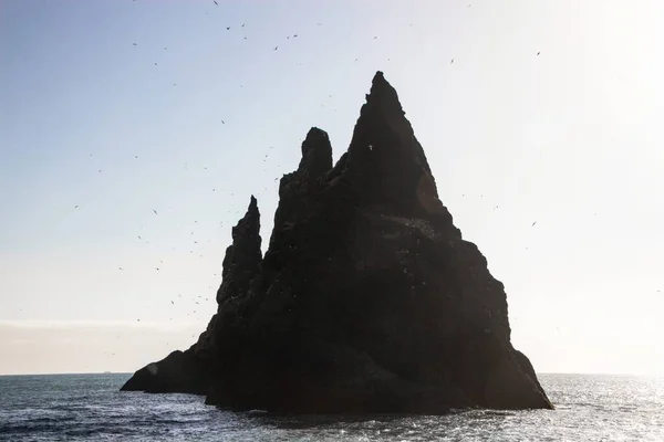 Reynisdrangar Basalt Meer stapelt Gesteinsformation atlantischen Ozeans Küste am vulkanischen schwarzen Sandstrand Reynisfjara Vik Island — Stockfoto