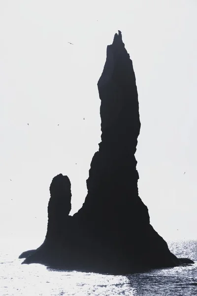 Reynisdrangar basalto mar pila roca formación atlántico costa del océano en la playa de arena negra volcánica Reynisfjara Vik Islandia — Foto de Stock