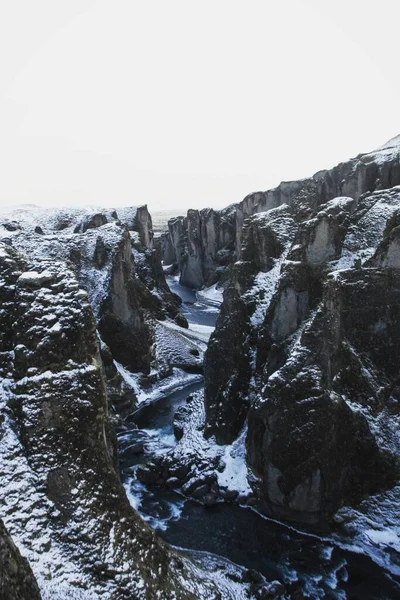 Fjadrargljufur Kanyonu 'nun Panorama' sı Fjadra Nehri uçurumu jeoloji tabiatı kışın Güney İzlanda 'da kaya oluşumu — Stok fotoğraf