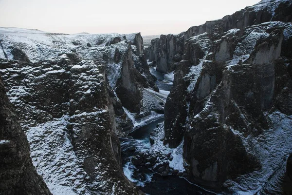 Panorama kanionu Fjadrargljufur Fjadra rzeka urwisko geologia przyroda krajobraz formacja skał zimą Południowa Islandia — Zdjęcie stockowe