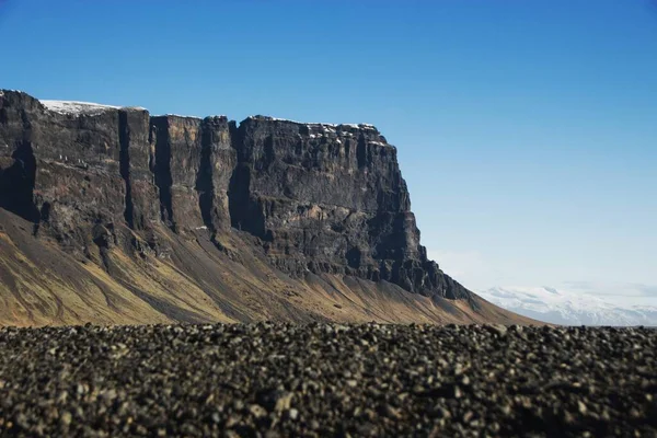 Panorama utsikt över Lomagnupur bord berg subglacial kulle bildande ås kant vertikal klippa södra Island — Stockfoto