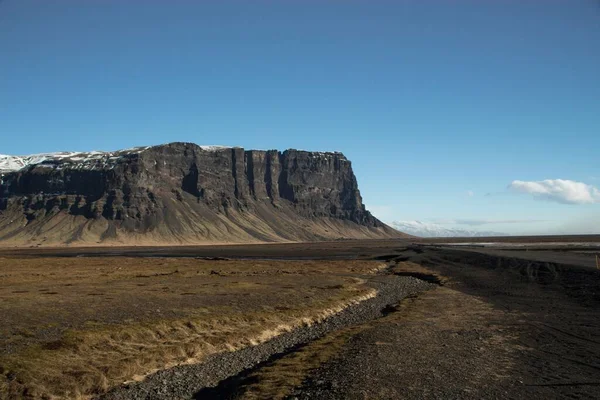 Panorama utsikt över Lomagnupur bord berg subglacial kulle bildande ås kant vertikal klippa södra Island — Stockfoto