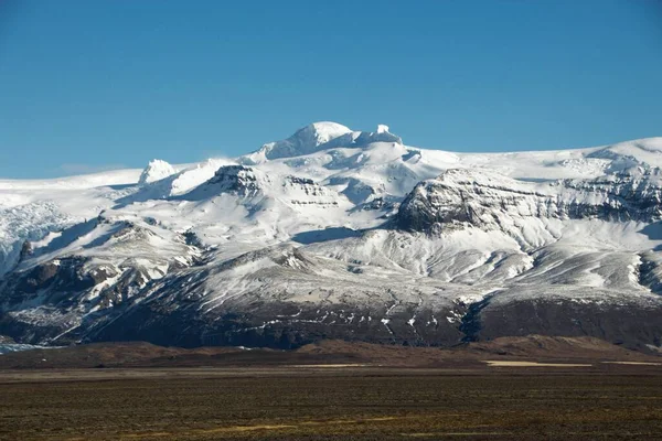 Panoramiczny widok na lodowiec Vatnajokull Vatna pokryty śniegiem szczyt góry w południowej Islandii Europy — Zdjęcie stockowe