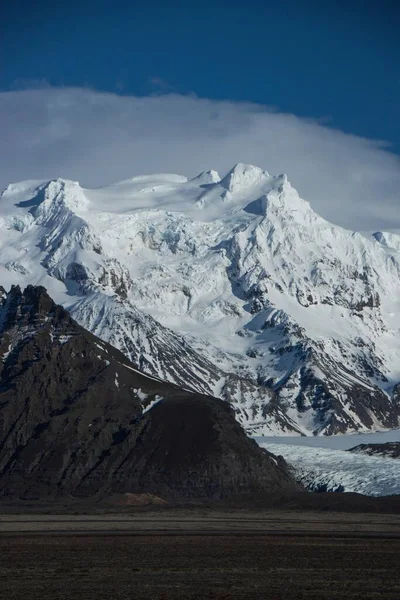 Panoramautsikt över Vatnajokull Vatna platåglaciär snötäckt bergstopp topp i södra Island Europa — Stockfoto