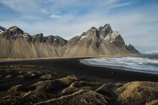 Güney İzlanda 'da Hofn yakınlarında Vestrahorn Dağı ile Stokksnes' teki siyah kumsal manzarası — Stok fotoğraf