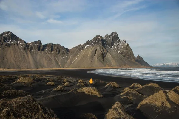 Panorámás kilátás a fekete homokos strand Stokksnes Vestrahorn hegy közelében Hofn Dél-Izland Európa — Stock Fotó