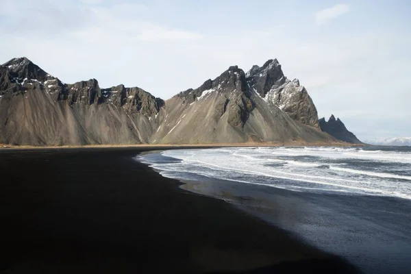 Vista panorámica de la playa de arena negra en Stokksnes con la montaña Vestrahorn cerca de Hofn Sur de Islandia Europa — Foto de Stock