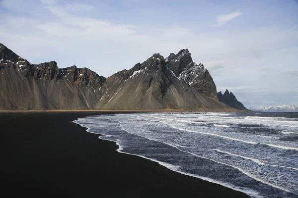 Vista panorámica de la playa de arena negra en Stokksnes con la montaña Vestrahorn cerca de Hofn Sur de Islandia Europa — Foto de Stock