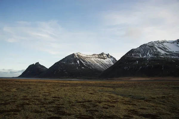 Vista panorâmica da paisagem típica coberta de neve montanha natureza inverno na Islândia Europa — Fotografia de Stock