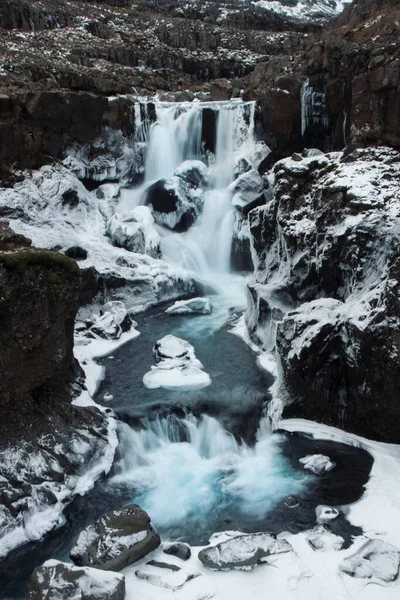 Zimní panorama modrá tyrkysová Fossarfoss Sveinsstekksfoss Nykurhylsfoss vodopád v Eyjolfsstadir Djupivogur Island — Stock fotografie