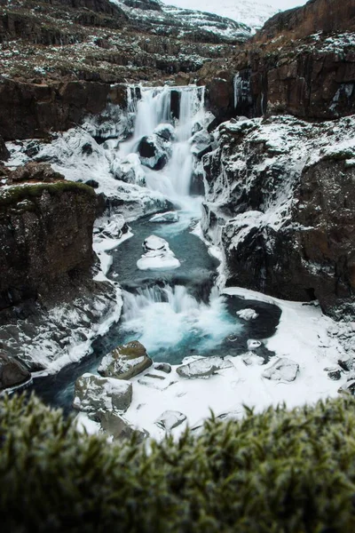 Winterpanorama blauw turkoois Fossarfoss Sveinsstekksfoss Nykurhylsfoss waterval in Eyjolfsstadir Djupivogur IJsland — Stockfoto