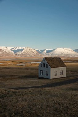 Skagafjordur Kuzey Avrupa 'daki geleneksel Glaumbaer müzesinin kışın panoramik manzarası