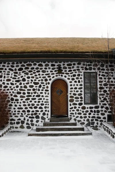 Holztür Eingangstür historischen Stein Felsen Haus Gebäude Bauernhof Herrenhaus Skriduklaustur Fljotsdalur Island — Stockfoto