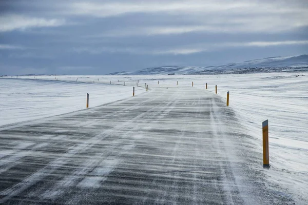 Panoramablick auf die typische leere isländische Asphaltautobahn Ring Road Golden Circle im schneereichen Winter Island — Stockfoto