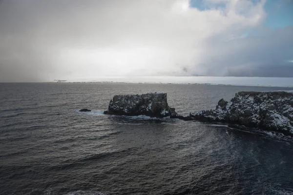 Winterpanorama Atlantik Meer Klippen Felsen Halbinsel Vögel nisten Östliche Fjorde Bakkafjordur Nordausturvegur Island — Stockfoto