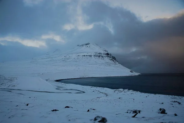 Зимова панорама атлантичний морський сніг вкриває гірську скелю East Fjords Bakkafjordur Nordausturvegur Iceland — стокове фото