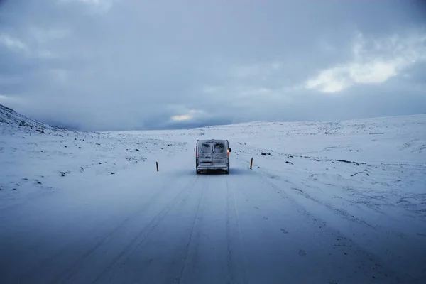 Vista panorámica de la típica calle de carretera de asfalto icelándica vacía Ring Road Golden Circle en nieve invierno Islandia — Foto de Stock