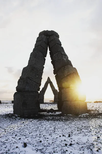 Panorama vista de invierno de los arcos monumentales bloques de basalto arte piedra construcción Ártico Henge en Raufarhofn Islandia del Norte — Foto de Stock