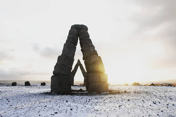 Panoráma téli kilátás emlékmű boltívek bazalt blokkok művészeti kő építése Sarkvidéki Henge Raufarhofn Észak-Izlandon — Stock Fotó