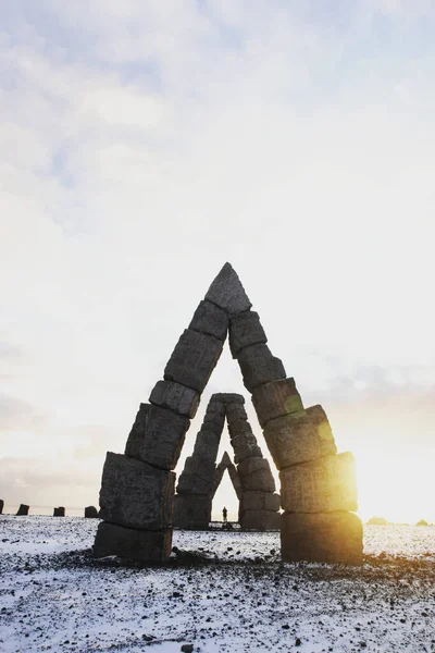 Panorama vista de invierno de los arcos monumentales bloques de basalto arte piedra construcción Ártico Henge en Raufarhofn Islandia del Norte — Foto de Stock