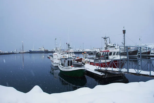 Invierno maravilla nieve paisaje barco barco en puerto puerto puerto de Husavik océano atlántico mar norte de Islandia Europa — Foto de Stock