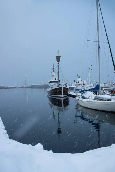 Vinterlandskapsfartøy i Husavik atlantisk havn Nord-Island Europa – stockfoto