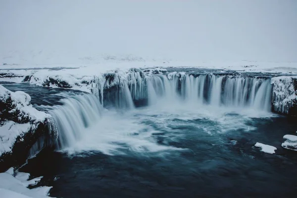 Panoramatický zasněžený zimní pohled na Godafoss Vodopád bohů kaskády v Laugar Fossholl Severní Island Evropa — Stock fotografie