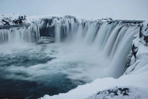 Vista panorámica de invierno nevado de Godafoss Cascada de los dioses en cascada en Laugar Fossholl Norte de Islandia Europa — Foto de Stock