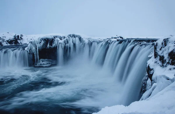 Panorama snöig vinter syn på Godafoss Vattenfall av gudarna kaskad i Laugar Fossholl norra Island Europa — Stockfoto