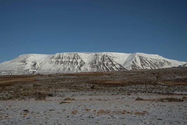 Πανοραμική άποψη του τυπικού χιονισμένου καλυμμένου τοπίου της φύσης της οροσειράς χειμώνα στην Ισλανδία Ευρώπη — Φωτογραφία Αρχείου