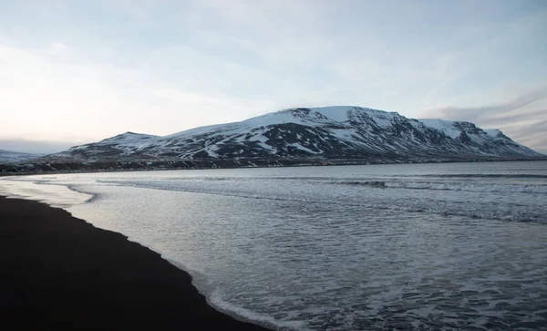 Vista panorámica de la cordillera cubierta cubierta de nieve naturaleza invierno paisaje en el agua del océano lago en Islandia Europa —  Fotos de Stock