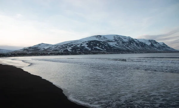 Panoramautsikt över snötäckta täckt bergskedja natur vinter landskap vid sjön havsvatten på Island Europa — Stockfoto