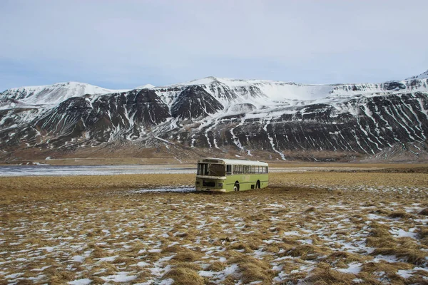 Panorama landskap övergiven bortglömd avlägsen landsbygd idyllisk isolerad magi buss skolbuss i Hunavatn norra Island — Stockfoto