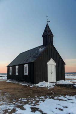 Budir Snaefellsnes Yarımadası 'ndaki Budir Ahşap Kilisesi' nin gün doğumu günbatımı manzarası Batı İzlanda Avrupa