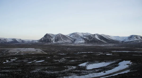 Vista panorámica de la típica cordillera cubierta de nieve naturaleza paisaje de invierno en Islandia Europa — Foto de Stock