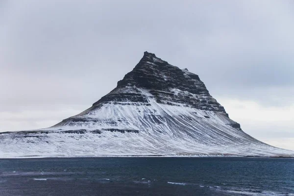 Vista panorámica de invierno de Kirkjufell montaña azul hora amanecer en Grundarfjordur Snaefellsnes Península de Islandia Occidental — Foto de Stock