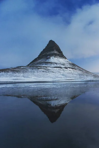 Panorama de inverno espelho reflexo da montanha Kirkjufell hora azul nascer do sol Grundarfjordur Península de Snaefellsnes Islândia — Fotografia de Stock