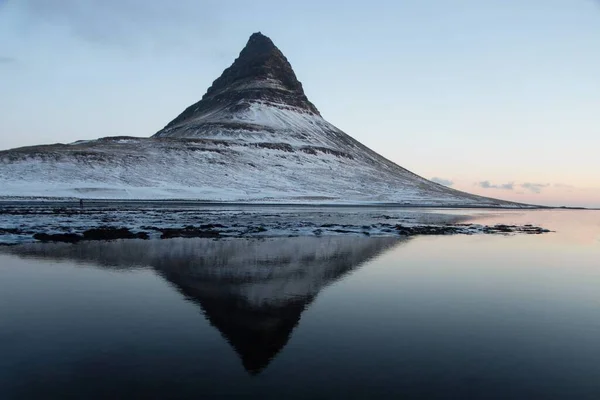 Panorama de invierno espejo reflejo de Kirkjufell montaña azul hora amanecer Grundarfjordur Snaefellsnes Península Islandia — Foto de Stock