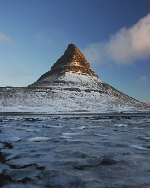 서 아이슬란드 서부의 그르다 르 피오르 스나 펠 로스 반도의 푸른 산의 푸른 시간 일출을 바라본 겨울 파노라마 — 스톡 사진