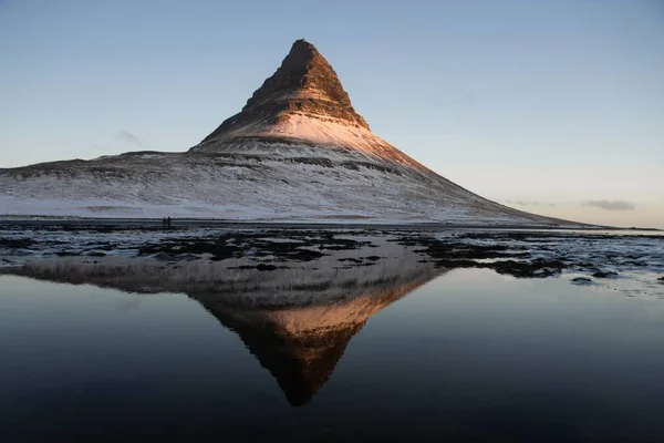 Zimní panorama zrcadlo odraz Kirkjufell horské modré hodiny východ slunce Grundarfjordur Snaefellsnes poloostrov Island — Stock fotografie