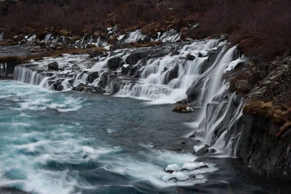 Panorama lång exponering av turkos djupblå Hraunfossar vattenfall kaskad Hvita floden i Husafell Reykholt Island — Stockfoto
