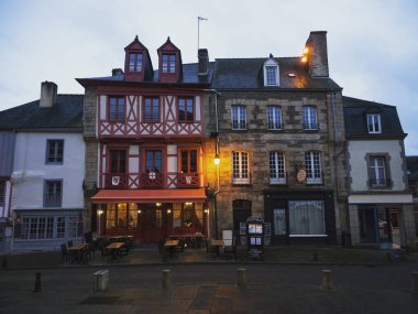 Geleneksel ortaçağ binalarının akşam manzarası büyüleyici kasaba köyü Josselin Brittany France 'a ev sahipliği yapıyor.