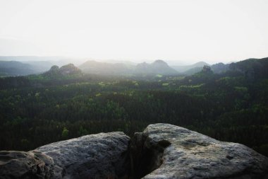 Kleiner Winterberg Saksonya İsviçre 'deki Elbe Sandstone Dağları' nda günbatımı manzaralı uçurum yarığı